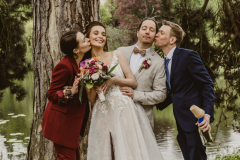 Hochzeitspaar mit Trauzeugen Hochzeitspaar mit Trauzeugen