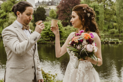 Prost! Hochzeitspaar beim Shooting